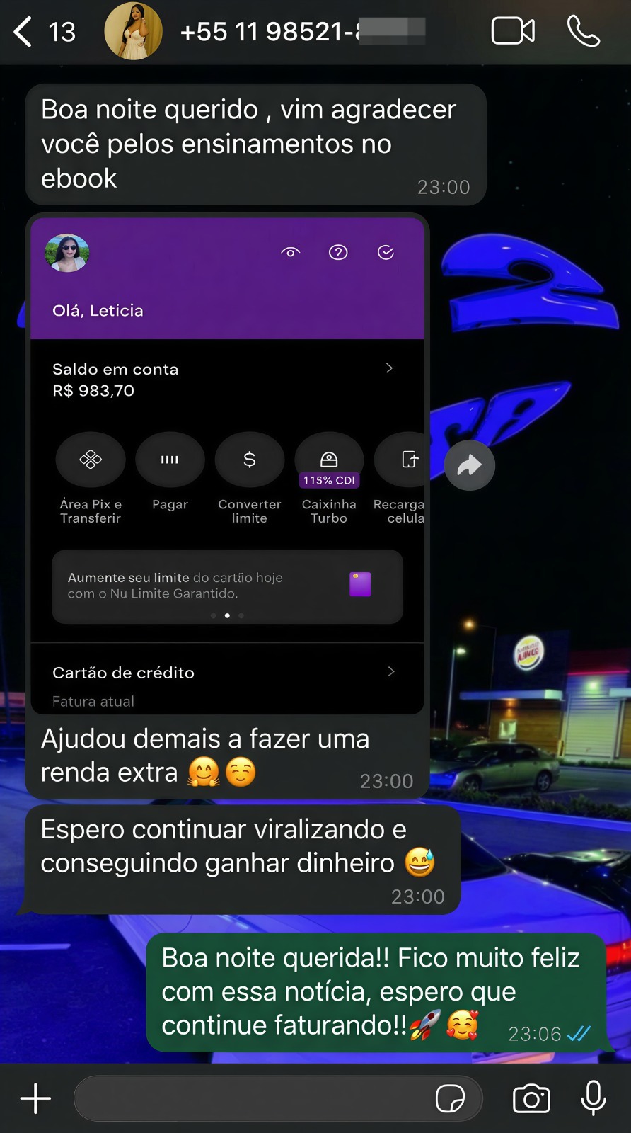 Pessoa morena editando quizzes no PC